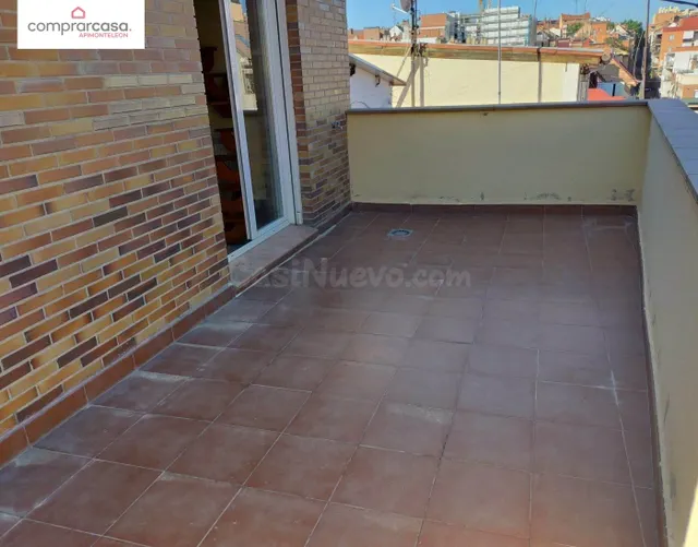 Ático Dúplex en Valdeacederas con Amplia Terraza y Comodidades Modernas — 5