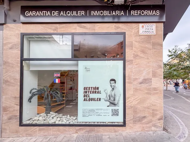 Local en alquiler muy luminoso, con fachada a dos calles y l - foto 4