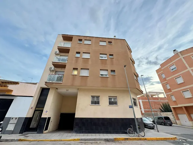 Apartamento luminoso y espacioso en la acogedora Formentera. Cerca de colegios y comercios, a 10 min a pie de Benijófar, a 3,5 km del La Marquesa Golf, y a solo 11 km de las playas de Guardamar. — 50