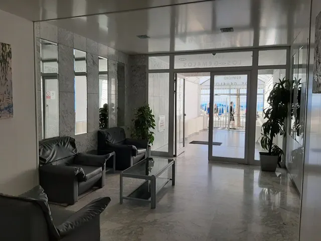 Primera linea, edificio Los Gemelos, reformado. www.inmobiliarialesdunes.com — 24