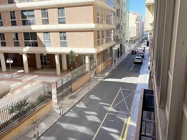 Se alquila amplio local en 1ª planta Mesa y López — 2
