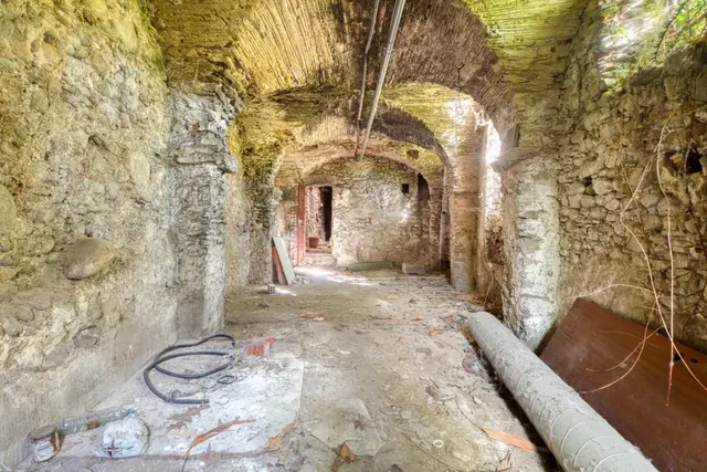 Casa de piedra semirestaurada — 13