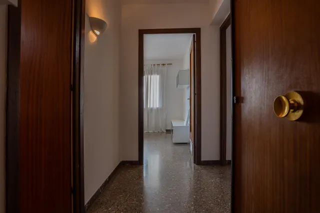Piso de 3 dormitorios con terraza en el centro de Torredembarra — 25