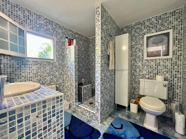Villa con piscina privada, solárium con vistas al mar y entorno natural en Blue Lagoon — 36