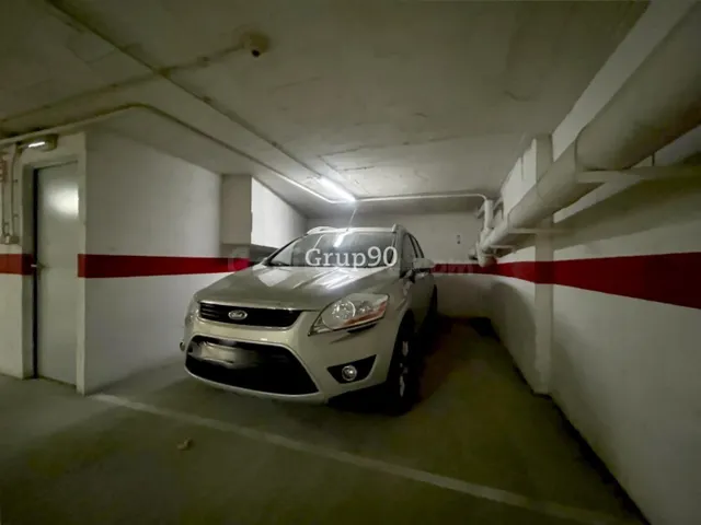 En venta amplia plaza de parking con trastero en Av. Garrigu - foto 2