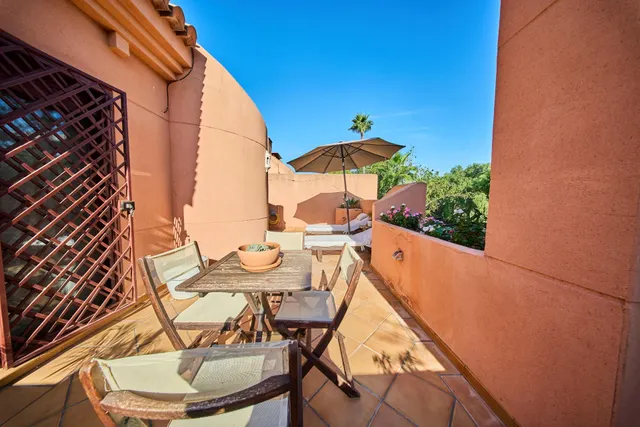 AMPLIA CASA DE 5 DORMITORIOS CON GARAJE, GRANDES TERRAZAS Y VISTAS AL CAMPO DE GOLF EN PLAYA GRANADA — 25