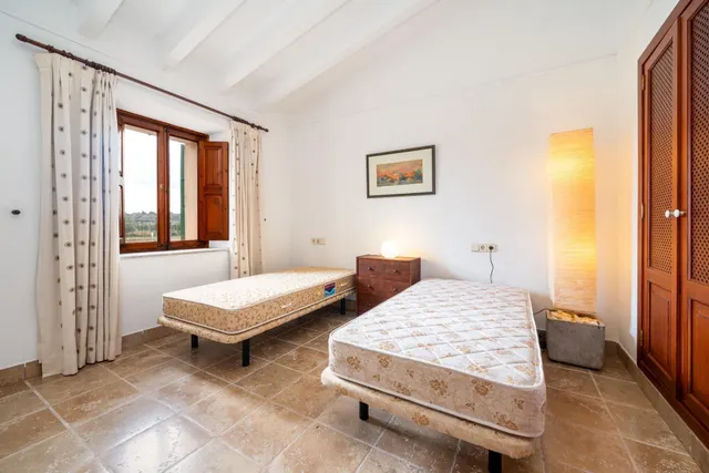 Finca mallorquina con carácter, jardín mediterráneo y vistas a la Serra de Tramuntana · Biniali — 33