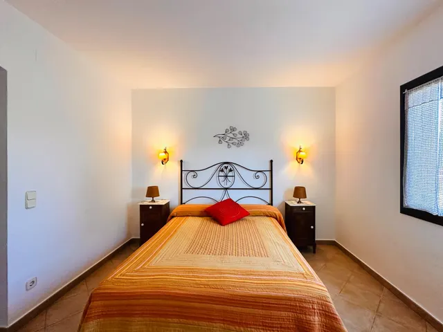 CALONGE: CHALET CON LICENCIA TURÍSTICA, GARAJE, JARDÍN Y PISCINA. ZONA MAS AMBRÓS - VIZC. CABANYES. — 29