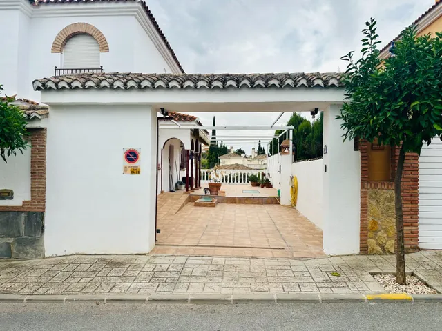 Espectacular Pareado en Urb. Monteluz, con Jardín y Piscina - foto 4