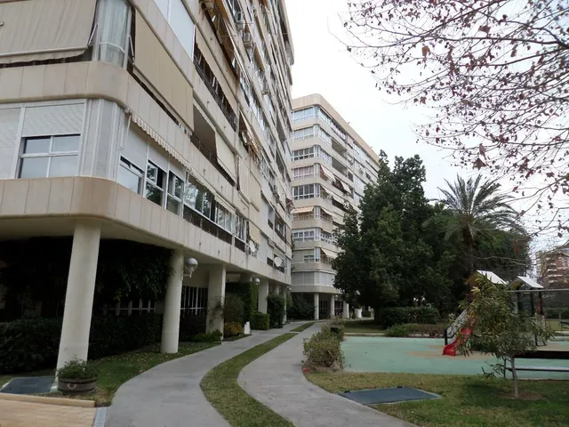 Vive la luz y el espacio en este amplio piso de Garden Playa! — 42