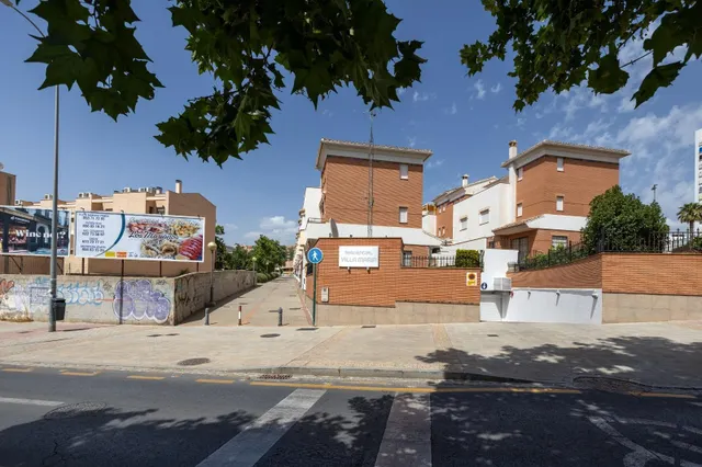 ESPECTACULAR VIVIENDA ADOSADA DE 4 DORMITORIOS CON SÓTANO, TERRAZAS Y PATIO EN GRANADA — 26
