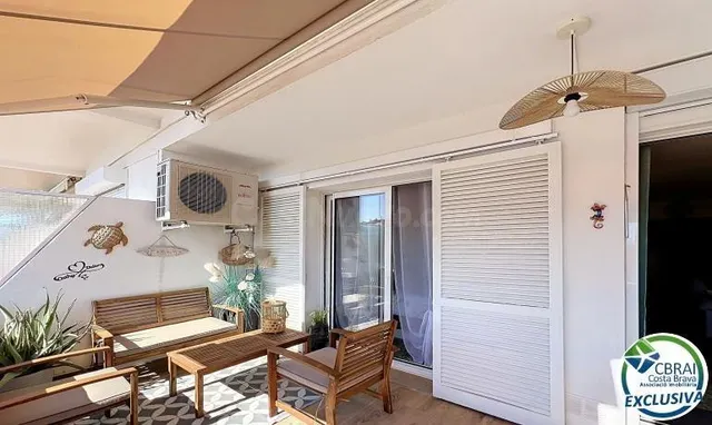 Apartamento reformado con terraza a 150 m de la playa – Empu