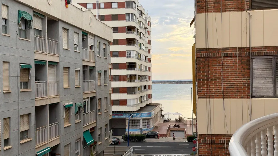 Piso en venta en Playa del Acequión (Torrevieja) - 2 habitaciones, vistas al mar, esquina y ascensor