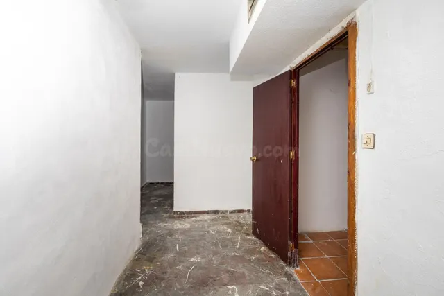 Local comercial junto a calle Alhamar. Ideal para oficina, despacho o almacén. Muy económico — 5