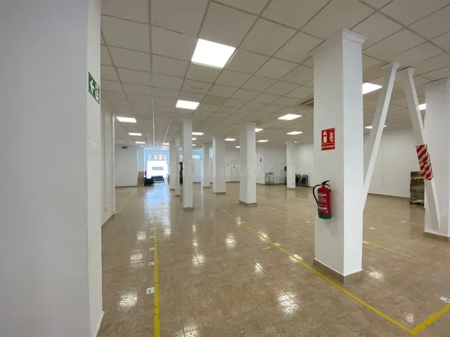 Local comercial 368m² en venta - La Princesa-Huelin — 2