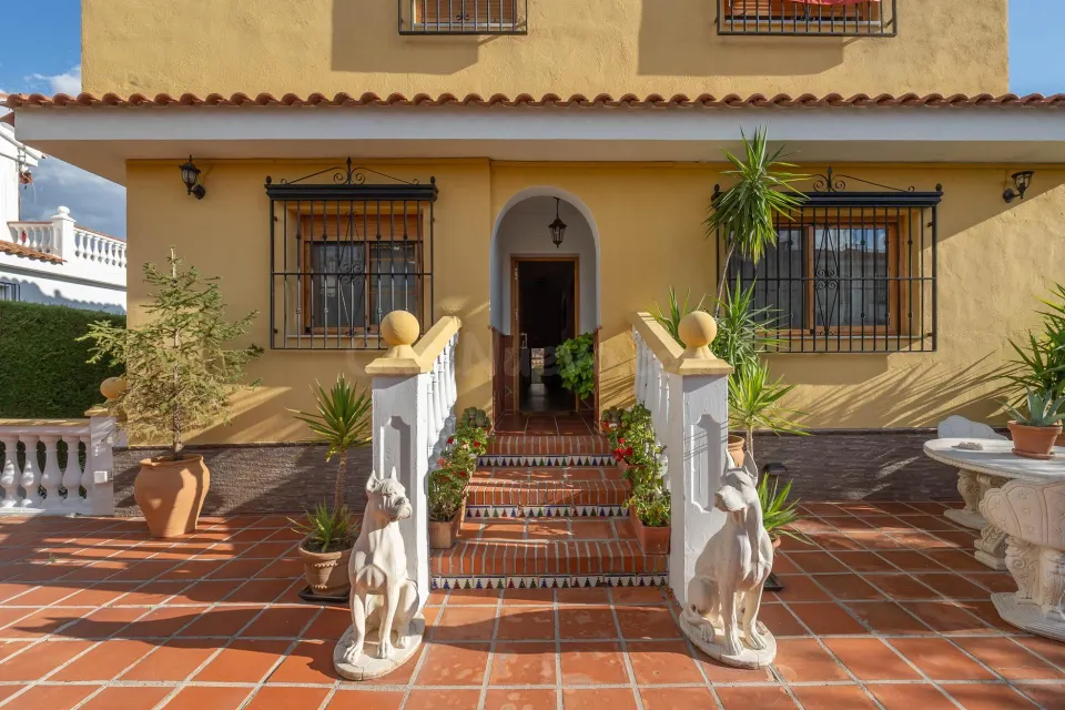 CHALET CON PISCINA Y JARDÍN A SOLO 10 MINUTOS DE GRANADA