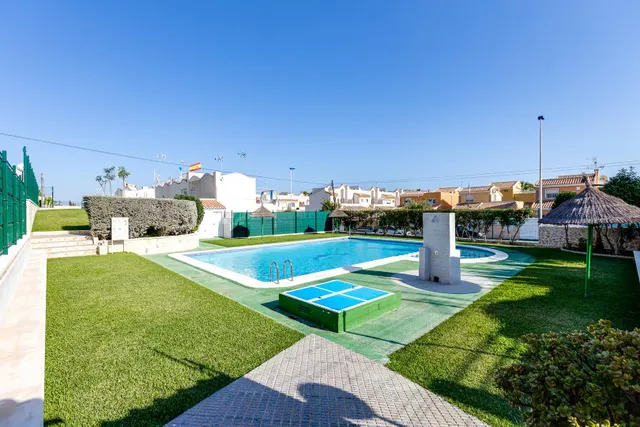Precio bungalow con jardin y piscina comunitaria en urbanizacion lago jardin ii (los balcones) — 37