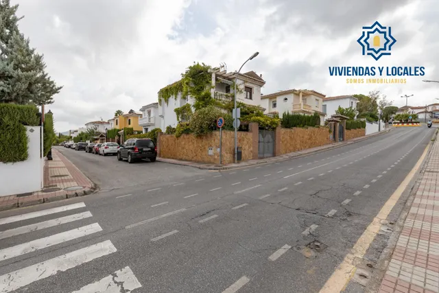 Casa independiente con piscina en La Zubia. — 44