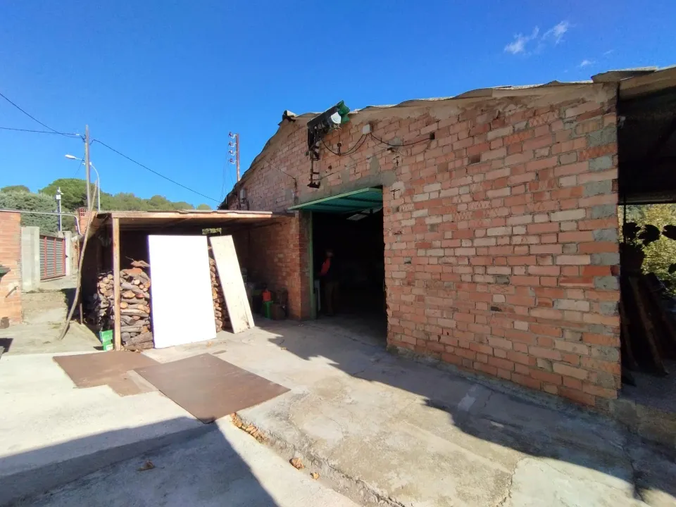 TERRENY PLA DE 600M2 AMB NAU DE 275M2 I CASETA AUXILIAR