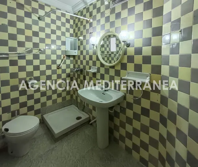 ¡Gran oportunidad de inversión en En Corts! Piso exterior con balcón y muchas posibilidades — 17