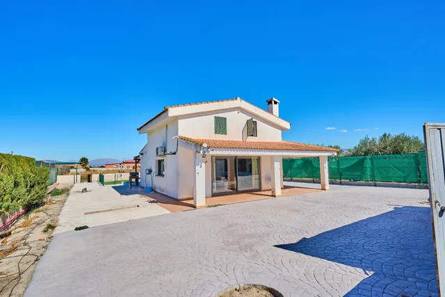 Casa con terreno y piscina en Churriana de la vega — 18