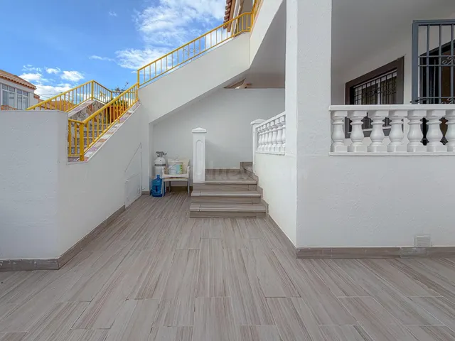 Espectacular bungalow reformado, con amplia terraza y parking para coche dentro de la parcela, en urbanización exclusiva con piscina comunitaria — 4