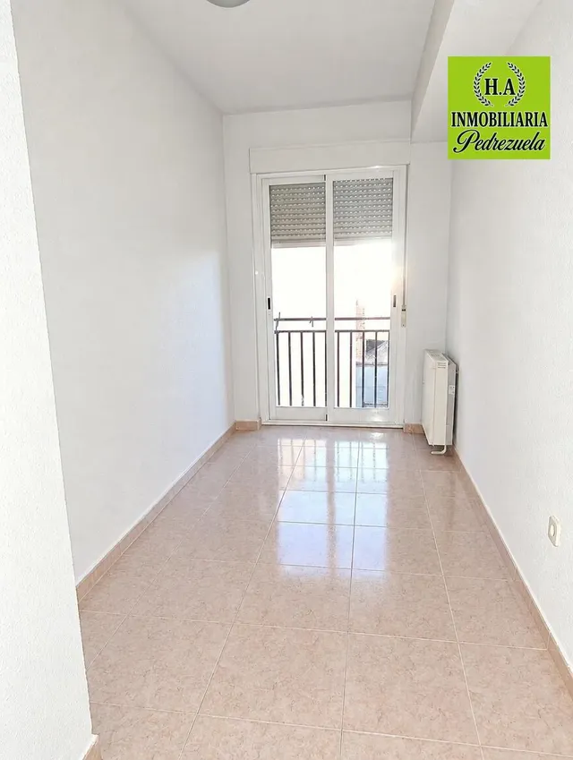Oportunidad Única: Piso Luminoso en Pedrezuela con Plaza de Garaje — 13
