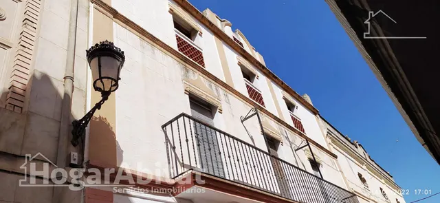 AMPLIA CASA CON MUCHA POSIBILIDAD Y TERRAZA — 29