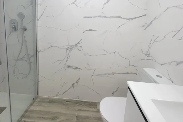 Apartamento moderno (desde 2024 - 148 m2 - 1.ª planta) en Alegria XVIII con piscina interior, sauna y gimnasio, en pleno centro de la ciudad, ¡a tan solo 300 m de Piscinas Naturales/Playa del Cura! — 27