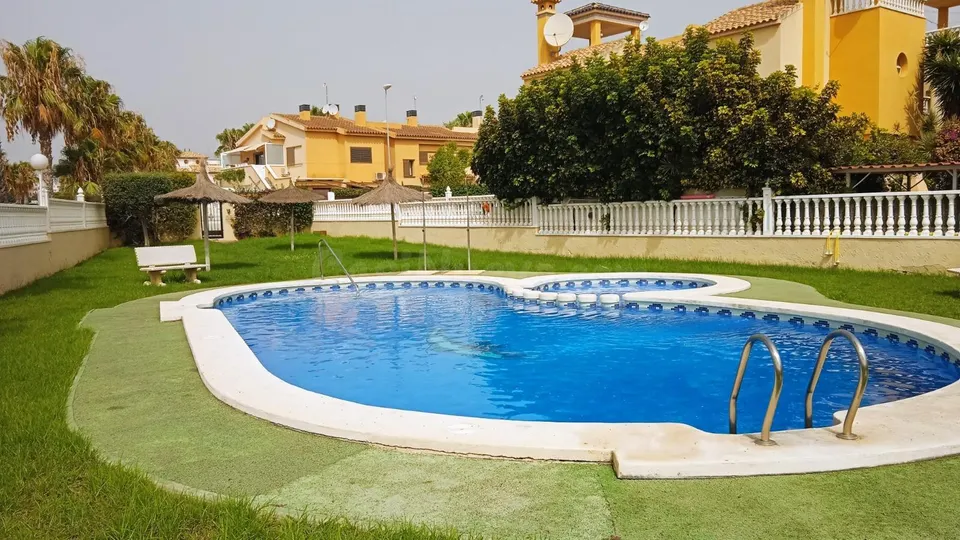 Bungalow en Planta Baja en Lomas de Cabo Roig – YC490563