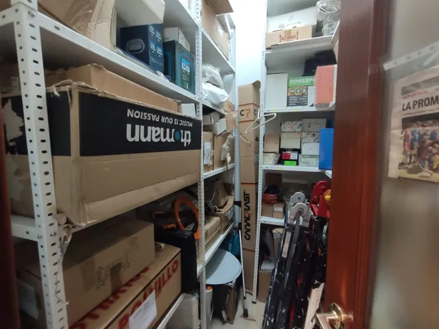 SE VENDEN DOS LOCALES JUNTOS A ESCASOS METROS DE LA AVENIDA DE CÁDIZ. — 20
