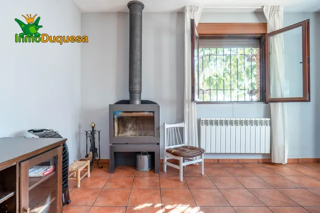 CHALET dividido en dos viviendas con piscina y zona ajardinadas. — 28