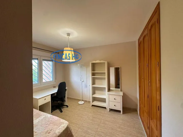 Bungalow de 260 m2 con jardín, buhardilla y garaje en urbanización con piscina en Ciudad Jardín, Alicante — 24