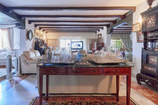 VENTA DE VILLA PAREADA EN EL CENTRO DE MARBELLA. 8 DORMITORIOS, JARDÍN CON PISCINA Y PARKING. — 23