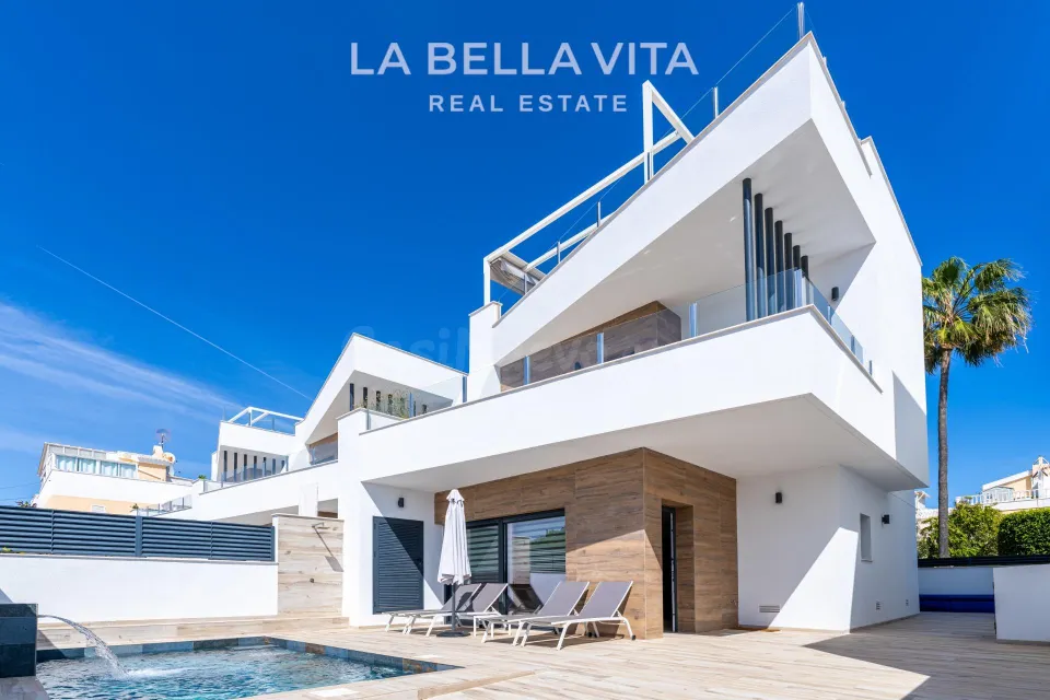 Villa independiente con piscina privada, solárium y vistas a la laguna en Moncayo