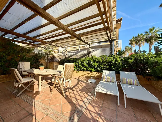 Chalet adosado esquinero con jardín privado, terrazas y garaje doble en La Patacona — 10