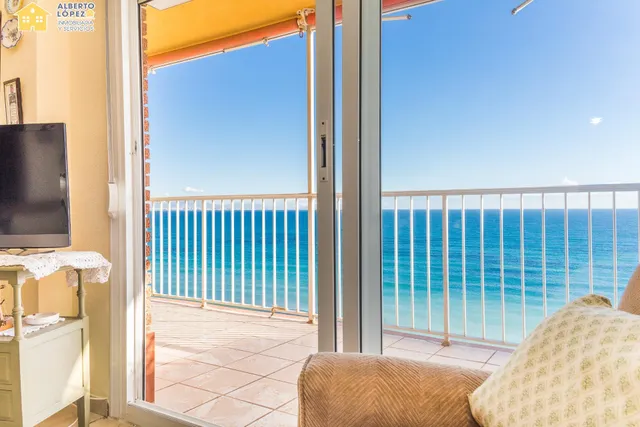 Apartamento en venta en primera línea de playa en Los Arenales del Sol, la propiedad está afectada por la Ley de Costas — 8