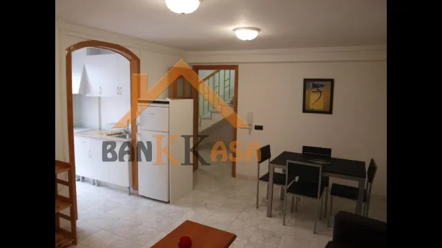 SE VENDE ADOSADA DE 4 PLANTAS EN DALÍAS ZONA IGLESIA — 28