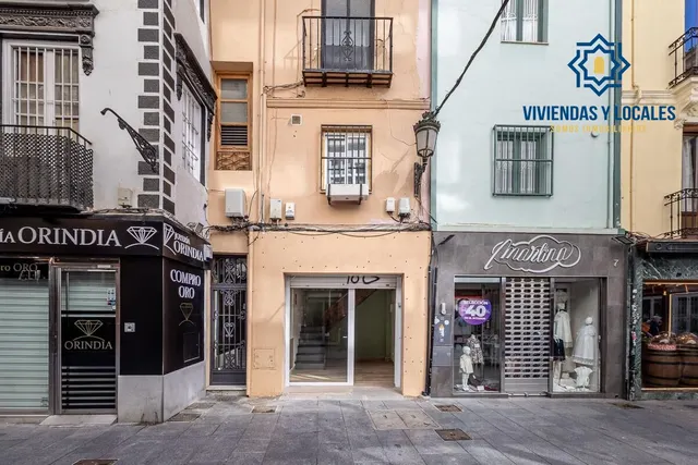 Edificio junto a Plaza Bib-rambla. — 26