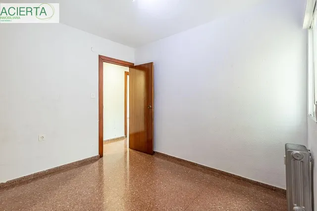 Piso con plaza de garaje cerrada junto a La Inmaculada, frente al río Genil. — 18