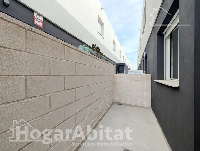 Estrena estilo de vida en este moderno adosado con gran porche, terraza, patio y piscina comunitaria — 6