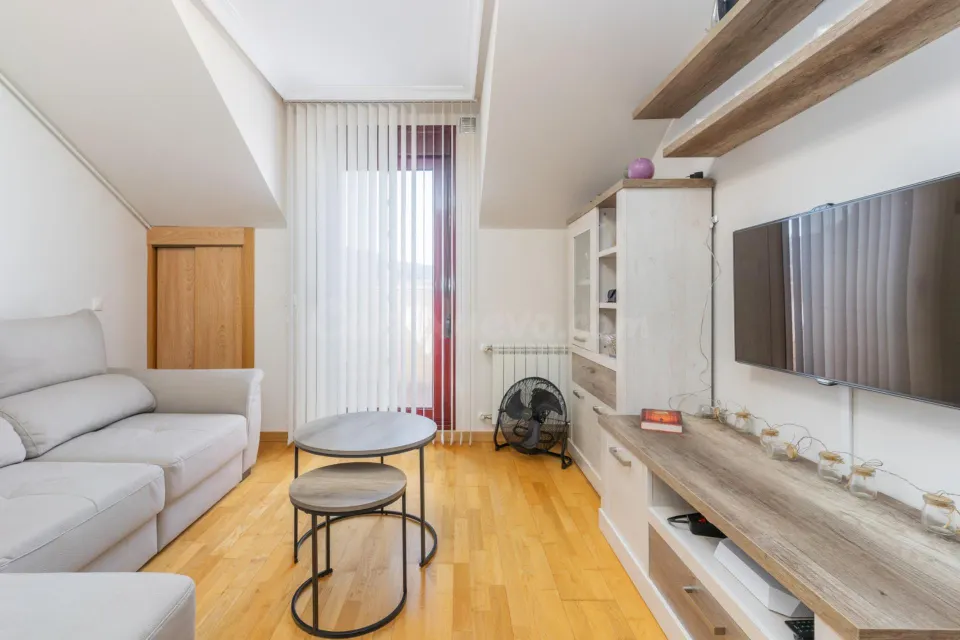 Apartamento con terraza, garaje y trastero año 2008