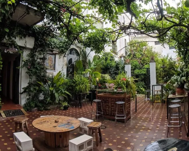 LICENCIA DE BAR CON COCINA, A PLENO RENDIMIENTO, JUNTO A LA 