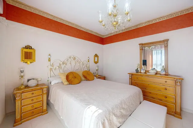 Gran casa unifamiliar con piscina privada, 4 dormitorios y semisótano. — 8