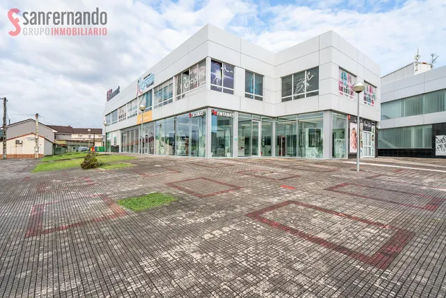 Local comercial en Centro de Negocios con 10 metros de escap