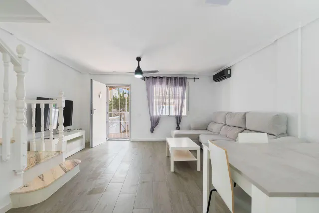 BONITA CASA ADOSADA EN ORIHULA COSTA:3 HAB, 1 BAÑO, 1 ASEO — 6
