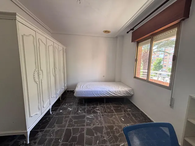 Piso para estudiantes muy luminoso de 3 dormitorios en la Alameda, Cartagena. — 27