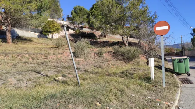 TERRENO ESQUINERO DE 1307m2 EN LA URBANIZACIÓN DE COMABELLA, - foto 3