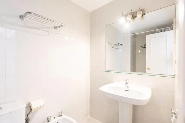 Chalet en pleno centro de Torrelodones, para disfrutar de la comodidad de tenerlo todo cerca sin renunciar al espacio de una vivienda unifamiliar. — 30