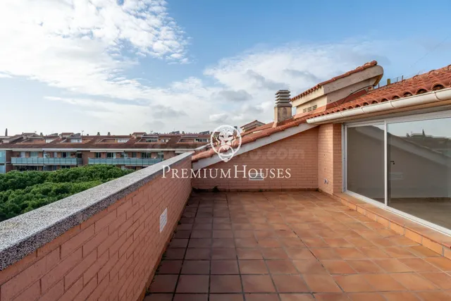 Dúplex con Jardín y piscina comunitaria en Gavá Mar - foto 3